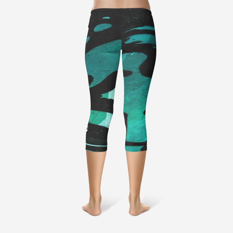 QUEEN BITCH TATTOO TITLE GRAFFITI Capri Leggings