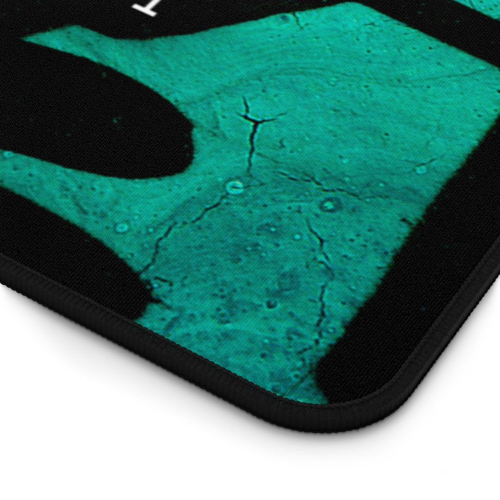 QUEEN BITCH TITLE GRAFFITI Desk Mat