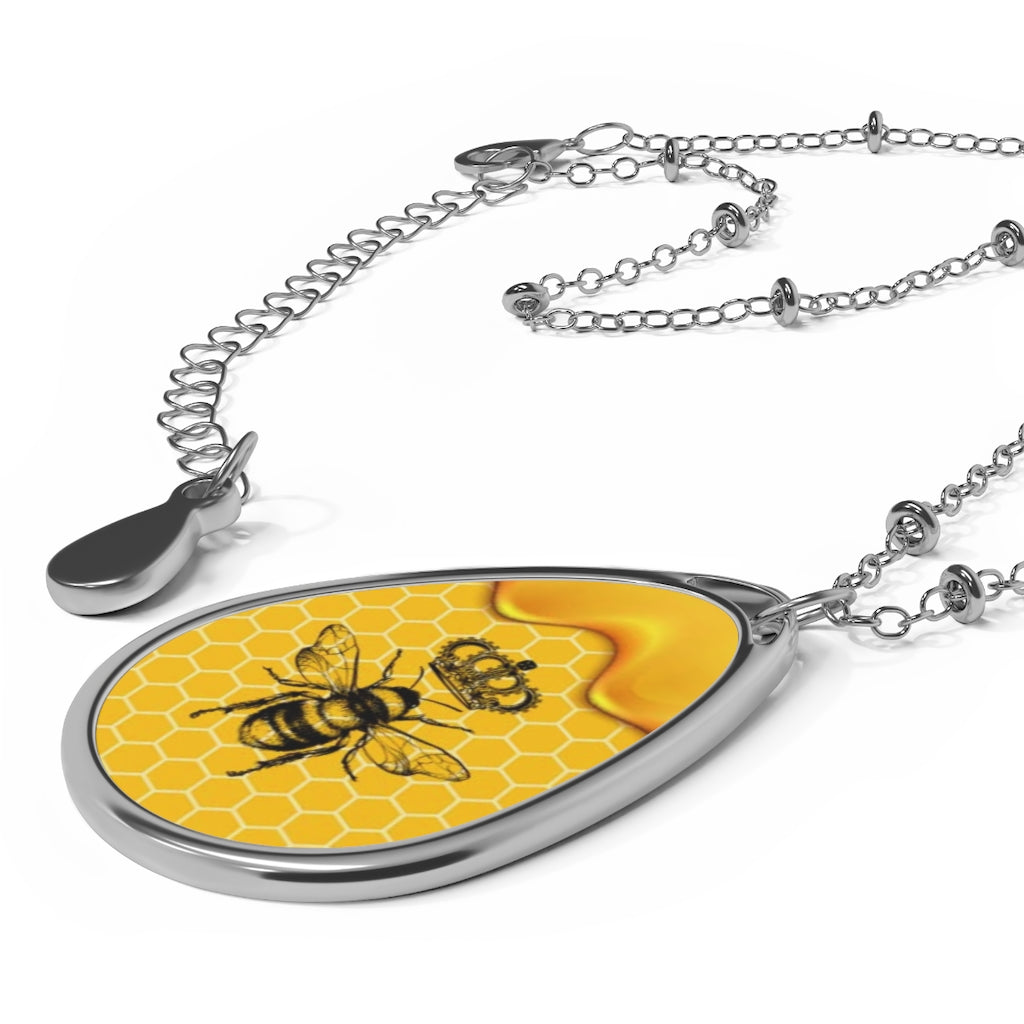 QB CLASSY QUEEN BEE Oval Necklace